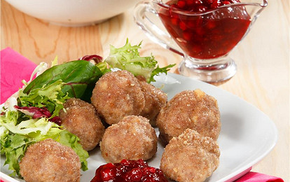 Фрикадельки с кисло-сладким брусничным соусом