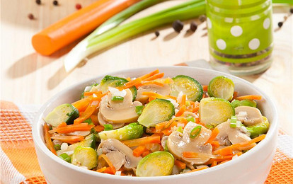 Овощной салат с грибами и брюссельской капустой