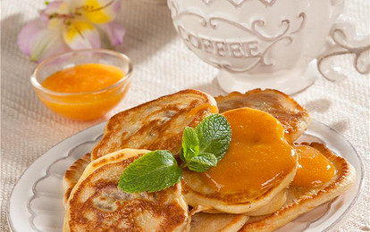 Оладьи с соусом из кураги