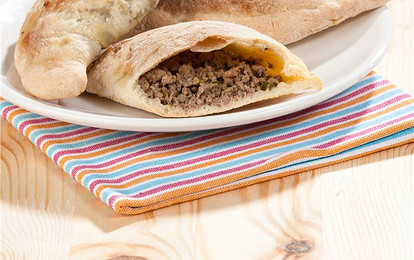 Румяные лепешки с мясной начинкой