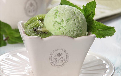 Зеленое мороженое с бананом и киви