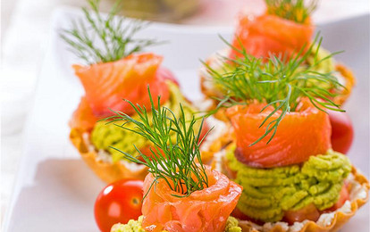 Тарталетки с семгой и авокадо