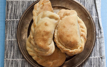 Пирожки с острым рагу и кукурузой