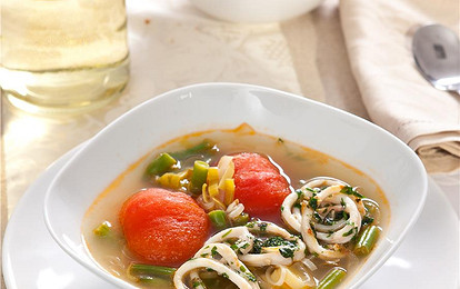 Легкий суп с кальмарами и помидорами