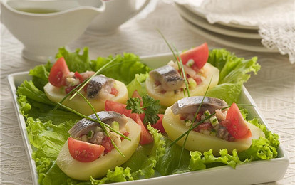 Лодочки с салатом и сельдью