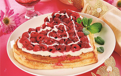 Слоеный торт с малиной