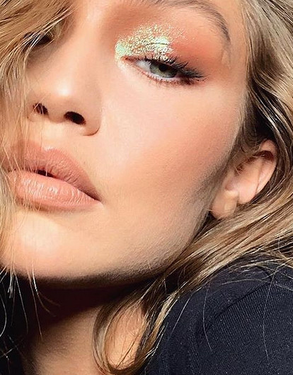 Обложки журналов на стене и цветные макароны: беременная Джиджи Хадид превратила свой дом в арт-объект