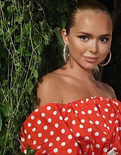 «Есть в два раза меньше»: Стеша Маликова показала стройную фигуру в розовом купальнике