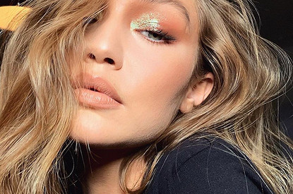 Обложки журналов на стене и цветные макароны: беременная Джиджи Хадид превратила свой дом в арт-объект