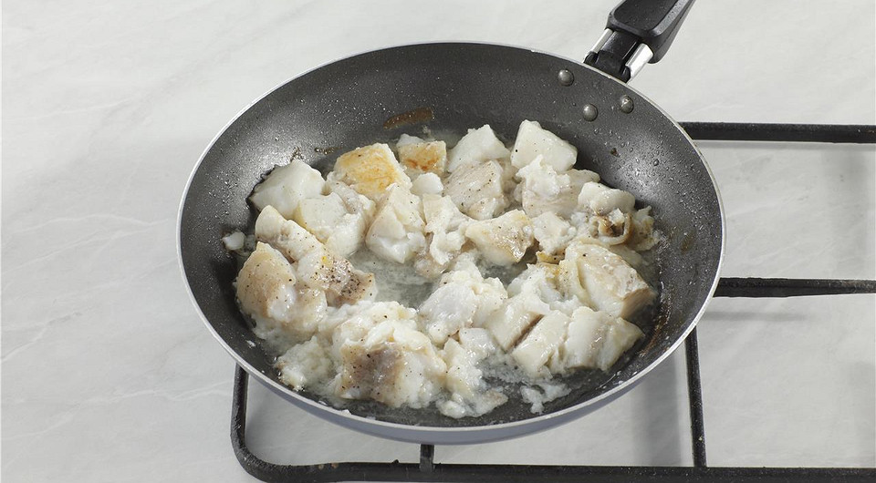 Суп из морепродуктов и филе белой рыбы - фото шага 2