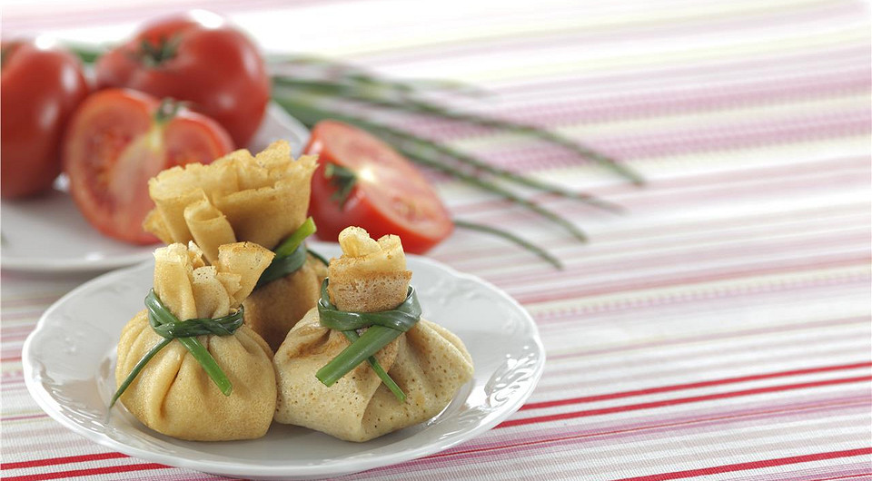 Блинные мешочки с мясом и грибами