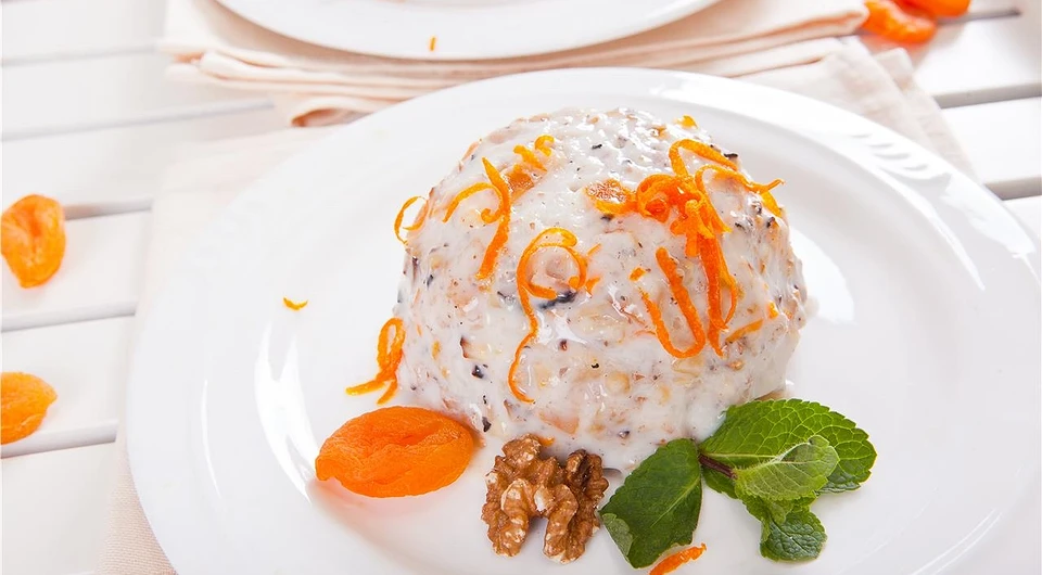Йогуртовый десерт с курагой и грецкими орехами