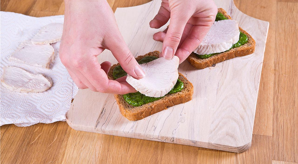  Сэндвич  с зеленым соусом - фото шага 3