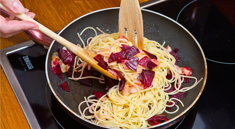 Спагетти со свеклой и брынзой - фото шага 5