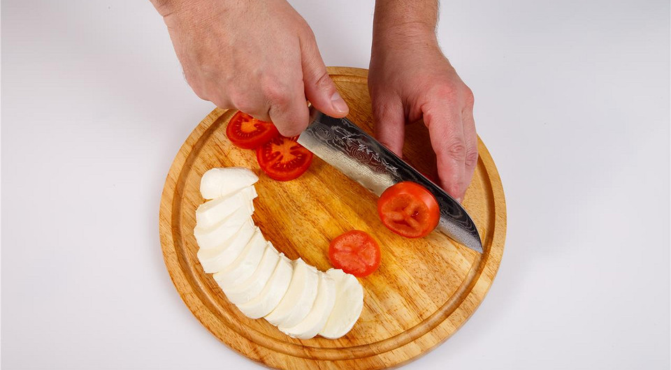 Яркий микс из томатов и сыра моцарелла - фото шага 1