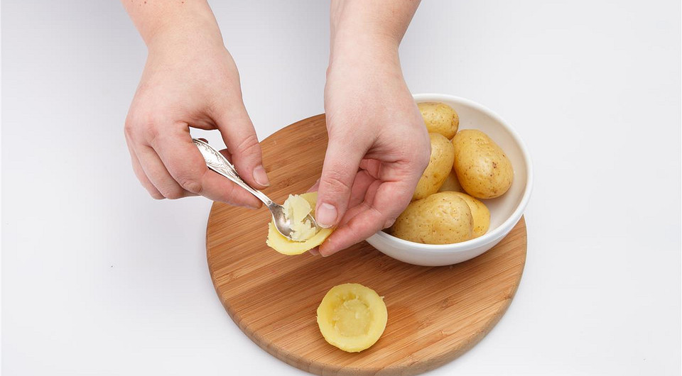 Картофель в беконе с начинкой из рыбы и сыра - фото шага 1