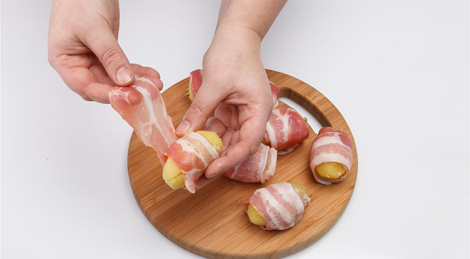 Картофель в беконе с начинкой из рыбы и сыра - фото шага 4