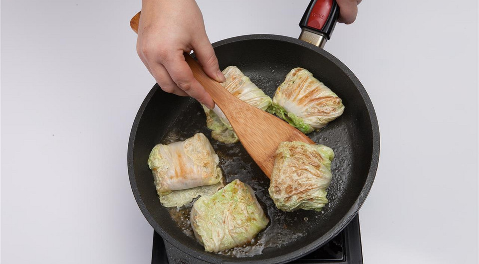 Голубцы с начинкой из сыра и корейской морковки - фото шага 4