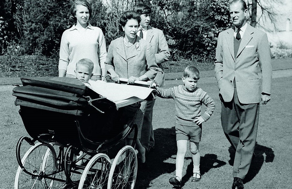 Виндзор, 1965 год. Монаршее семейство: Эдвард в коляске, за нее держится Эндрю, ядом с ним – отец. Справа от матери – Анна, замыкает группу Чарльз.