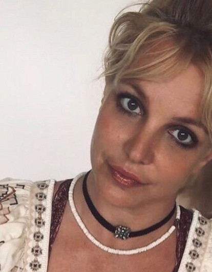 Разрисованная белой хной Бритни Спирс потребовала внимания поклонников (и напугала их)