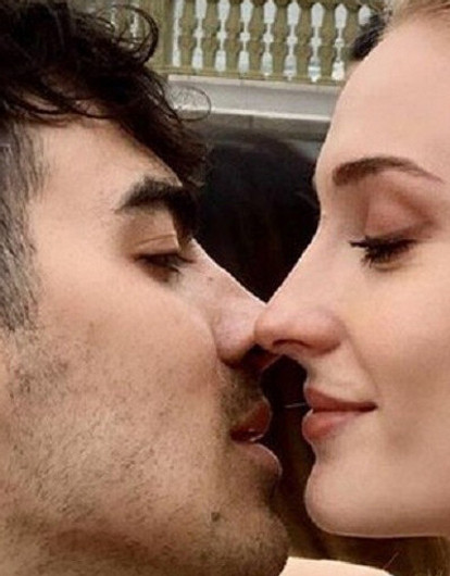 Звезда «Игры престолов» Софи Тернер родила дочь