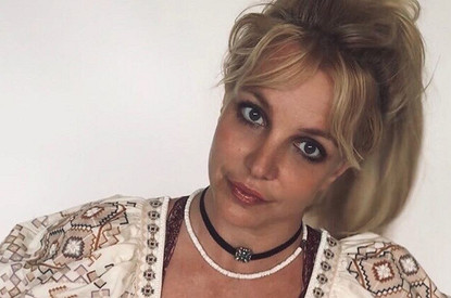 Разрисованная белой хной Бритни Спирс потребовала внимания поклонников (и напугала их)