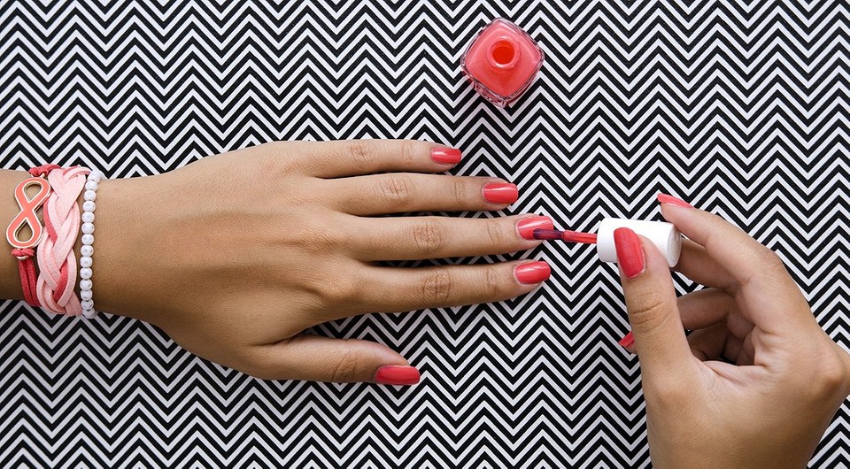 Как правильно красить ногти обычным лаком: пошаговая инструкция и 30 идей модного маникюра