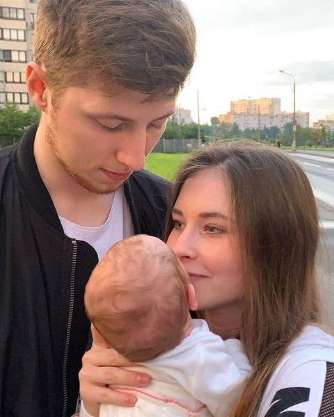 На первых фото с дочкой счастливые молодые родители стоят в обнимку - Юля бережно держит на руках дочку, а Владислав нежно смотрит на новорожденную.