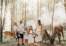 «Для себя и от души»: Оксана Самойлова устроила семейную фотосессию с Джиганом в лесу