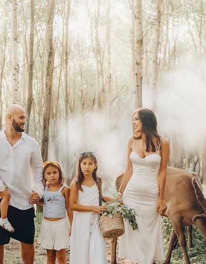 «Для себя и от души»: Оксана Самойлова устроила семейную фотосессию с Джиганом в лесу