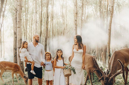 «Для себя и от души»: Оксана Самойлова устроила семейную фотосессию с Джиганом в лесу