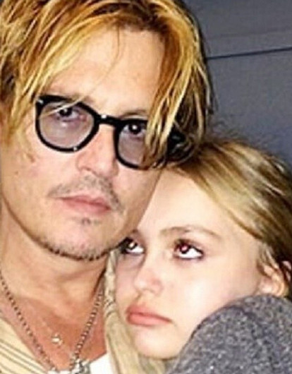 Джонни Депп признался в суде, что давал своей 13-летней дочери марихуану
