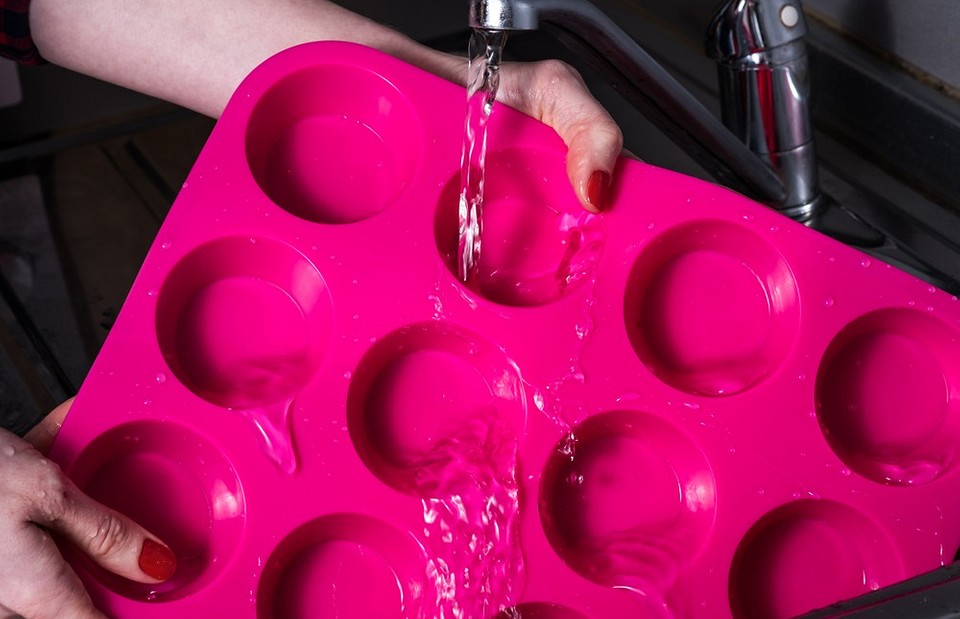 Как отмыть силиконовую форму для выпечки: 8 эффективных способов