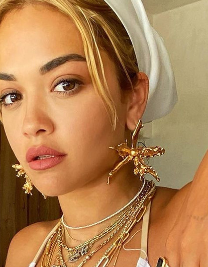 Какое лето, такие и тренды: Рита Ора позагорала в защитной маске и купальнике с одинаковым принтом