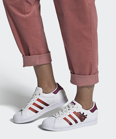Первой в наш топ модных кроссовок на осень 2020 вошла пара Adidas Superstar. Это модель из капсулы, созданной совместно с лондонской студией принтов HER Studio London. К каноничному дизай...