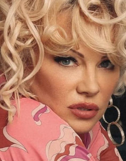 53-летняя Памела Андерсон похвасталась фигурой в прозрачном пеньюаре (видео)