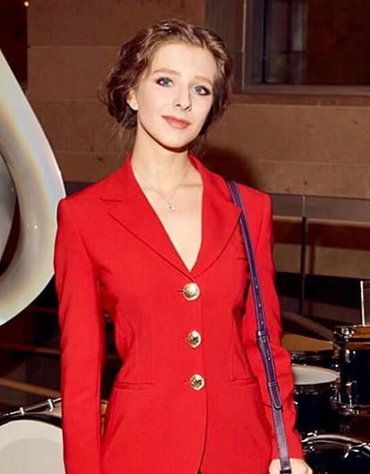 Лиза Арзамасова стала платиновой блондинкой