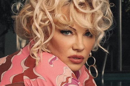 53-летняя Памела Андерсон похвасталась фигурой в прозрачном пеньюаре (видео)