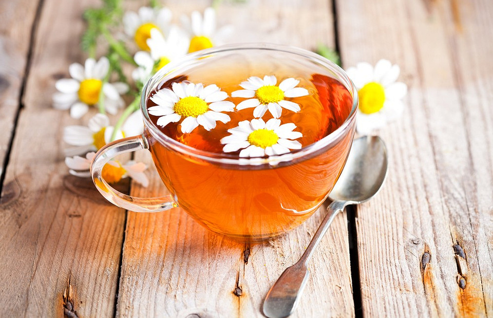 Не только от простуды: еще 9 полезных свойств чая из ромашки