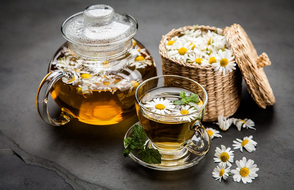 Не только от простуды: еще 9 полезных свойств чая из ромашки
