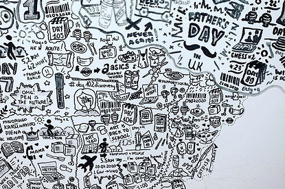 Художница за 113 дней разрисовала стену в своей квартире, превратив ее в «карантинный» дневник