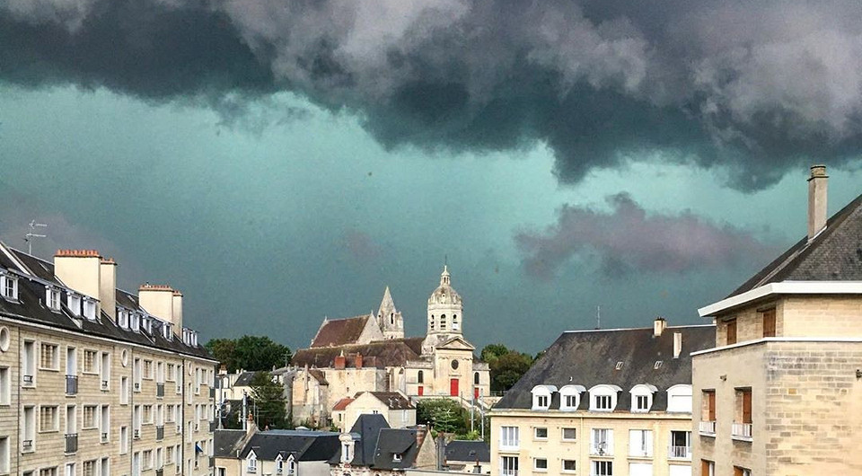 Во Франции во время грозы позеленело небо (впечатляющие кадры)