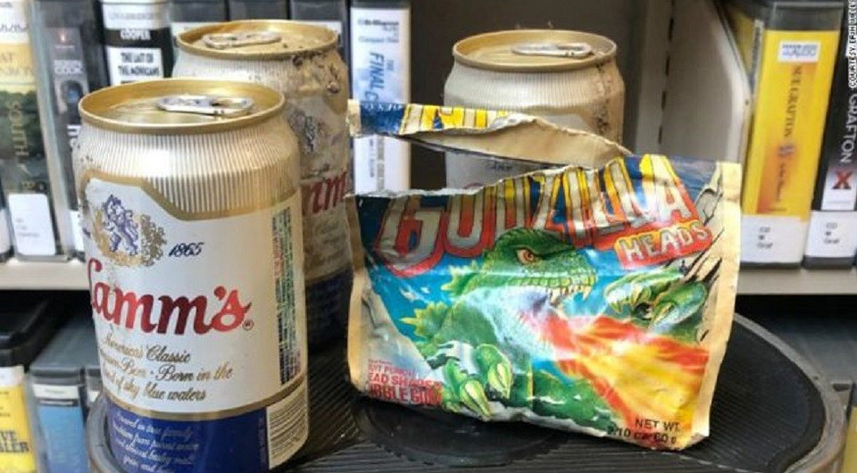 В библиотеке во время уборки нашли тайник с пивом и конфетами 80-х годов