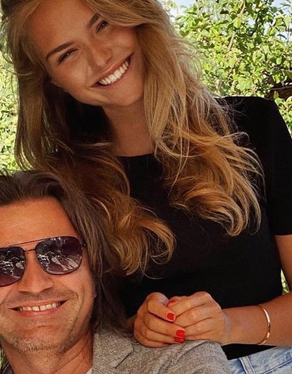 Стеша Маликова опубликовала редкое фото с отцом и 2-летним братом