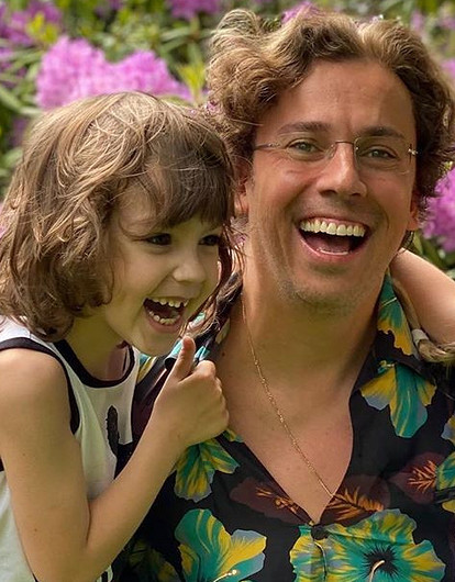 Максим Галкин поделился трогательным видео с сыном Гарри, запускающим самолетик