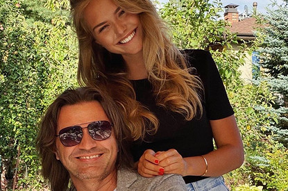 Стеша Маликова опубликовала редкое фото с отцом и 2-летним братом