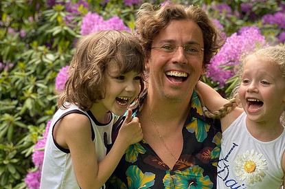 Максим Галкин поделился трогательным видео с сыном Гарри, запускающим самолетик