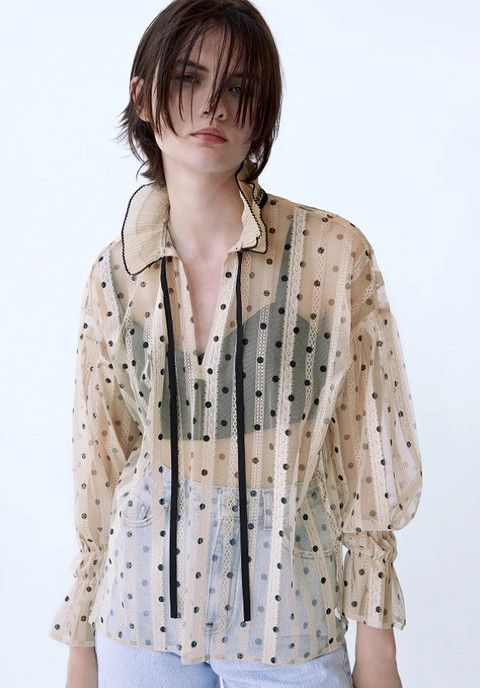 Эта модель Zara может стать самой модной блузой в твоем гардеробе в этом сезоне. Полупрозрачная кремовая блуза в горох с объемными рукавами и рифленым воротником идеально подойдет для соз...