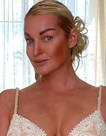 На Анастасию Волочкову подал в суд бывший бойфренд (требует 130 миллионов рублей)