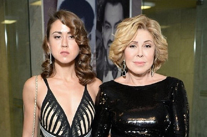 Дочь Любови Успенской позагорала топлес на балконе (соседи вызвали полицию)